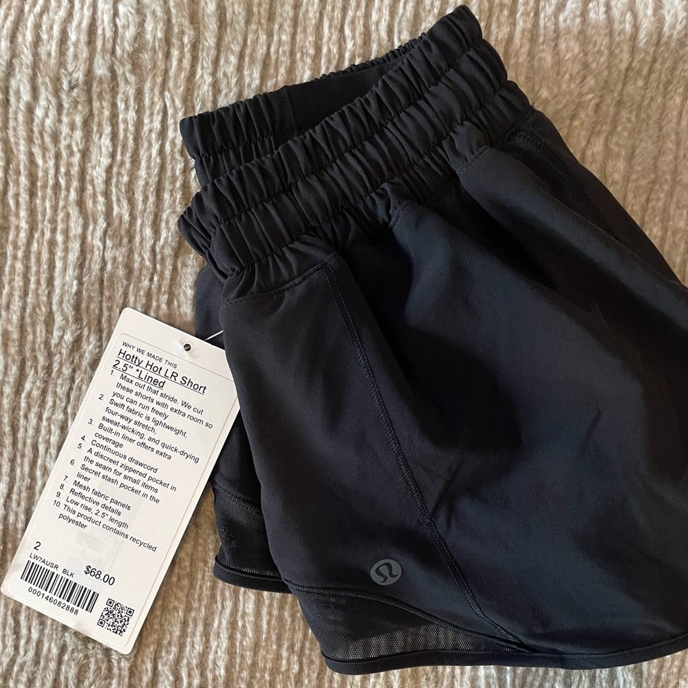 NEW W/tag! Lululemon Hotty Hot shorts 2.5 inch - black, size 2